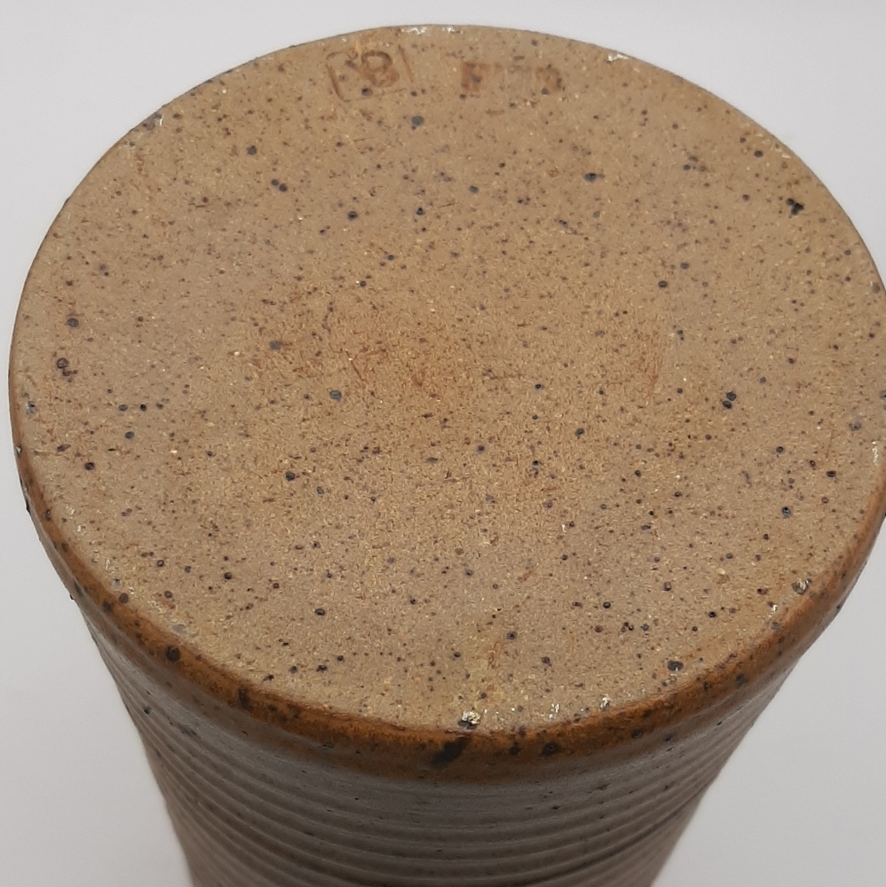 Vintage Art Studio Hand Turned Pottery Pitcher Black Speckled & Trim Signed - Picture 9 of 10